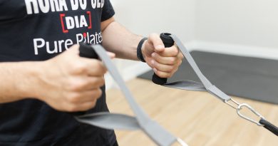 mãos masculinas puxando equipamento de treino de pilates