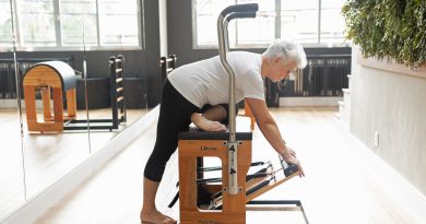 Mulher realizando exercícios em um aparelho de pilates