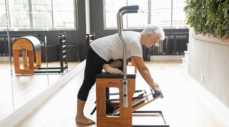 Mulher realizando exercícios em um aparelho de pilates